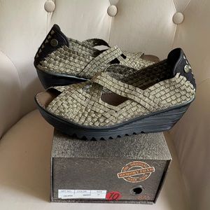 Like new memory Foam shoes dress up or down size10